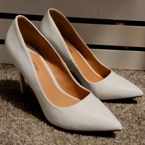 White pointed toe spike heel shoes women's 8.5